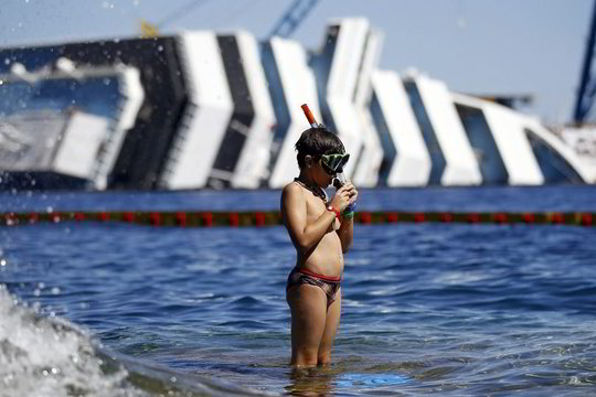 Lainerio „Costa Concordia“ lavonas traukia turistų minias