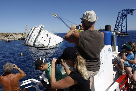 Tūkstančiai turistų skuba pamatyti katastrofos ištiktą kruizinį laivą „Costa Concordia“
