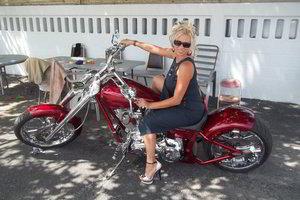 E. Santos gimtadienio dovana - raudonas Harley Davidson motociklas