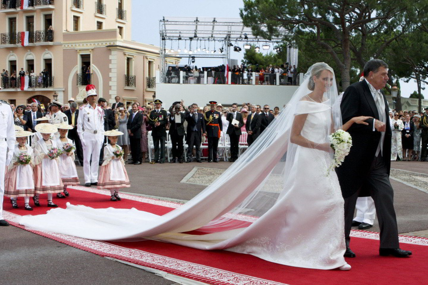 "Giorgio Armani" suknele vilkinti Vitstoko princesė Charlene.<br>AP