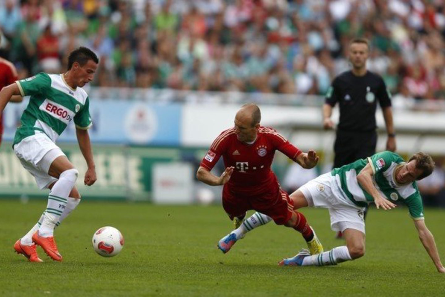 "Greuther Fuerth" (dryžuoti marškinėliai) atsitiesė po nesėkmės su "Bayern"