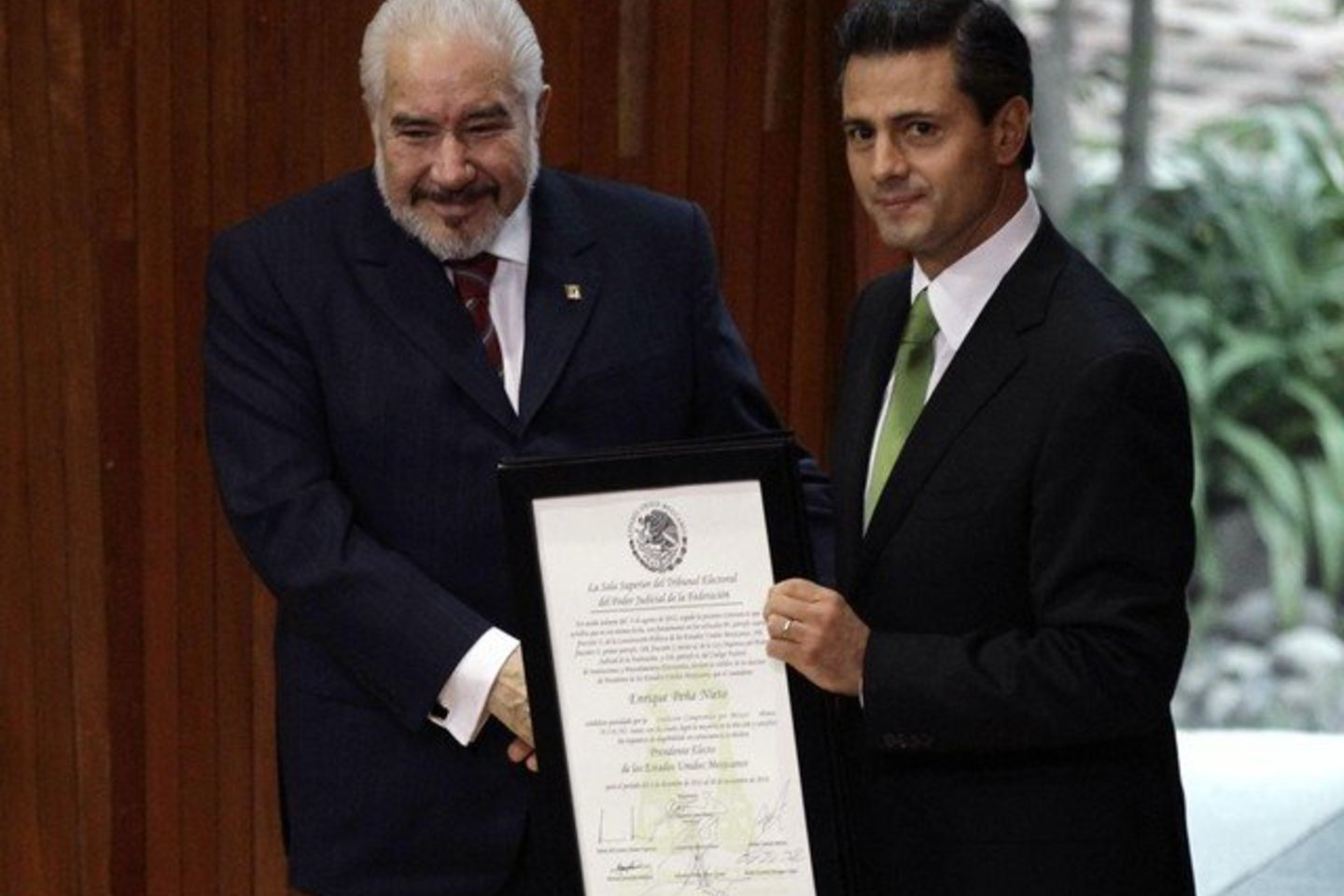 Enrique Pena Nieto (dešinėje) laiko dokumentą, kuris patvirtina jo pergalę.