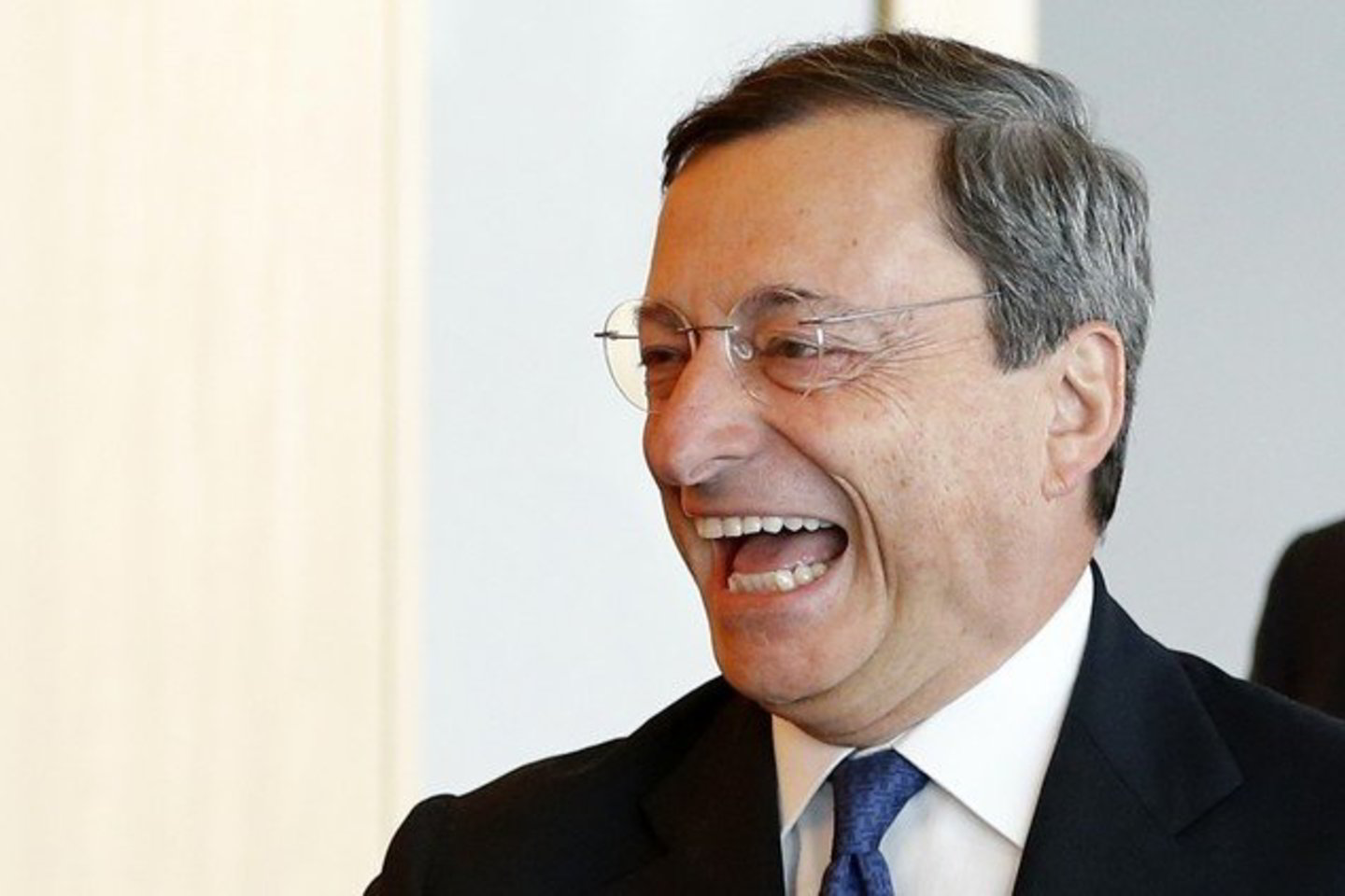 ECB obligacijų supirkimo programą pradėjo 2010-aisias ir šis žingsnis padėjo skolų slegiamoms euro zonos valstybėms, kurioms buvo sunku pritraukti finansavimą kapitalo rinkose.