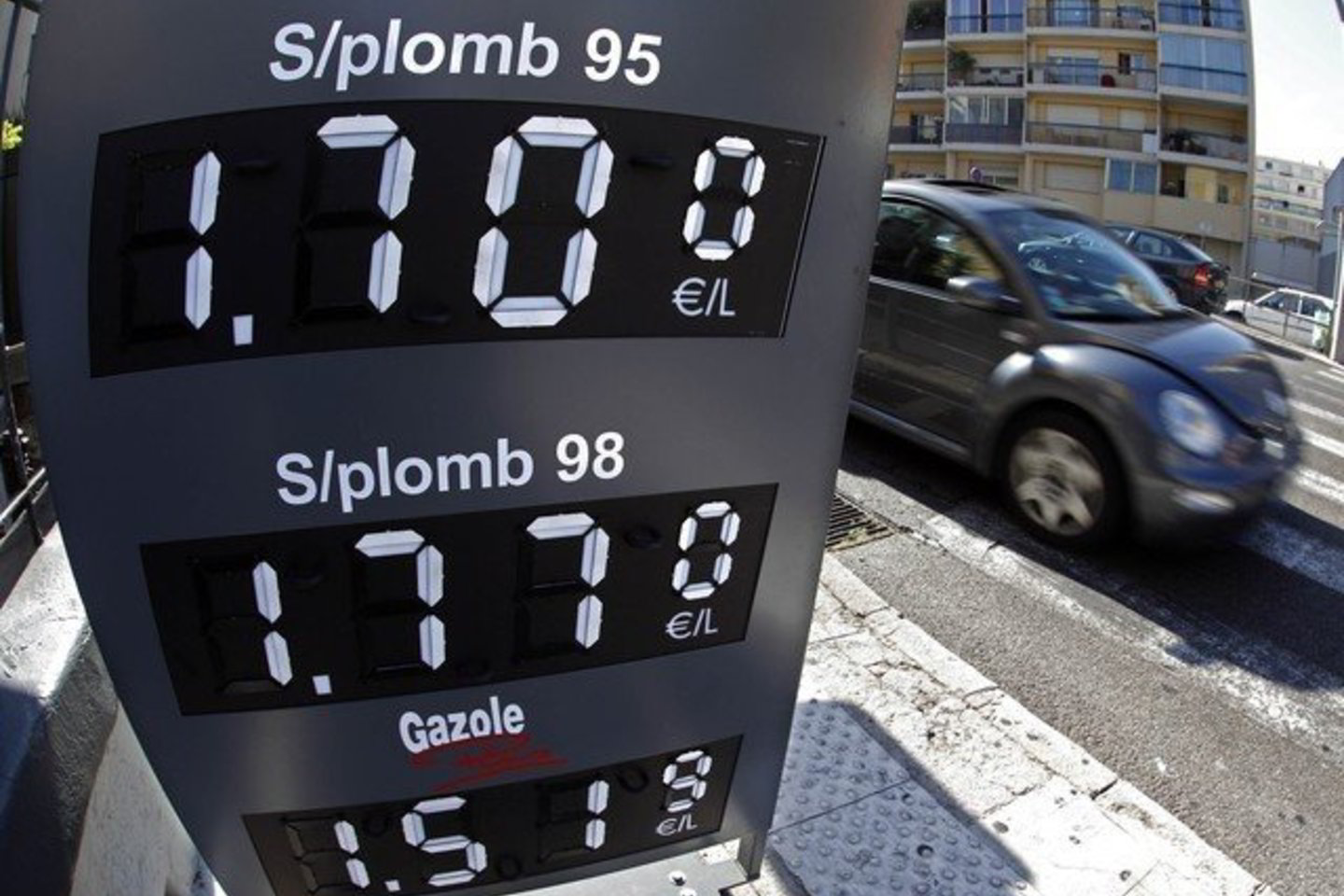 Šiuo metu iš 27 Europos Sąjungos valstybių septyniolika yra euro zonos narės.