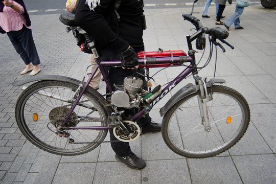 Dviratis su motoriniu varikliu – mįslė praeiviams ir policijai