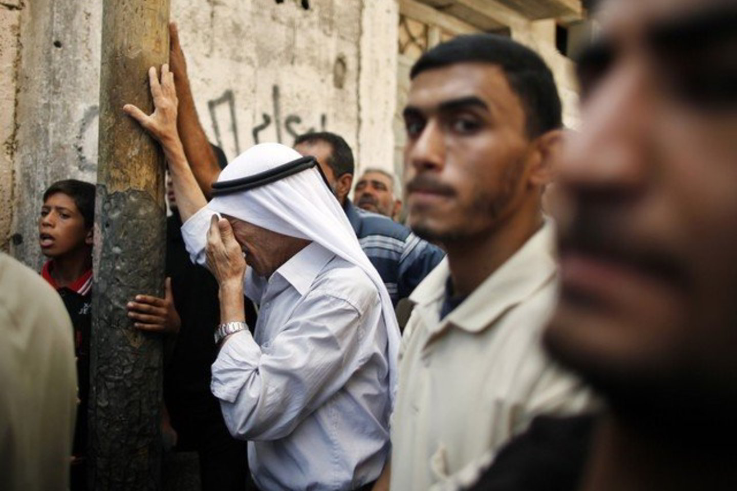 Palestiniečiai gedi antpuolio aukų.