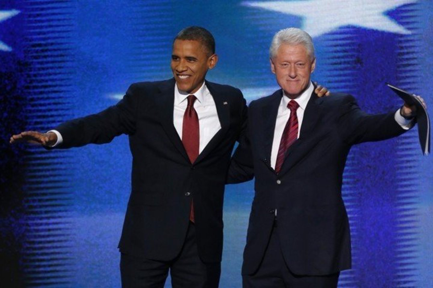 Barackas Obama netikėtai įžengė į sceną per Demokratų nacionalinį suvažiavimą, kad padėkotų buvusiam šalies vadovui Billui Clintonui už jo pasakytą įkvepiančią palaikymo kalbą, simboliškai sujungdamas dvi demokratų valdymo epochas.