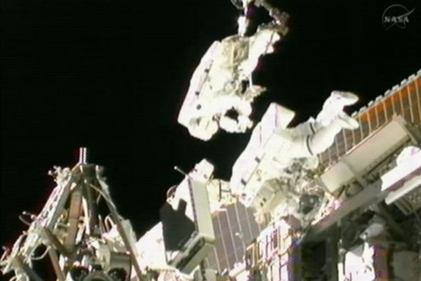 Šepetėliu astronautai išvalė varžtams skirtas angas ir tuomet energijos generatoriaus įrangą pavyko sėkmingai prijungti.
