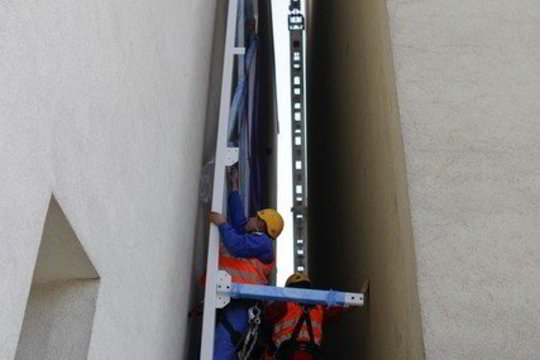 Dviejų pastatų plyšyje įrengtas namas pretenduoja tapti siauriausiu Lenkijoje