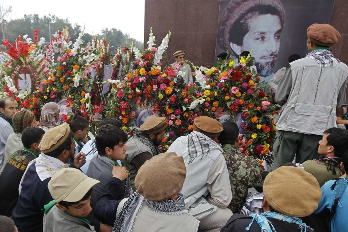 Išpuolis surengtas valstybinės šventės dieną. Aukštieji valdžios asmenys susirinko Kabule paminėti 11-ąsias žymaus kovotojų su Talibanu vado Ahmad Shah Massoudo žūties metines.