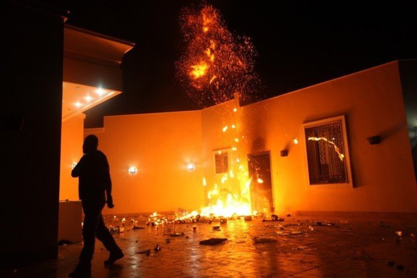 Nenustatytos tapatybės užpuolikai granatomis nusiaubė konsulato pastatą, apšaudė jį, po to kilo gaisras.<br>"Reuters"