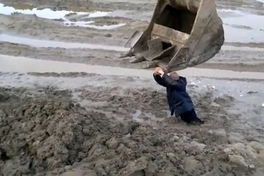 Ruso gelbėtoju tapo ekskavatoriaus kaušas (video)