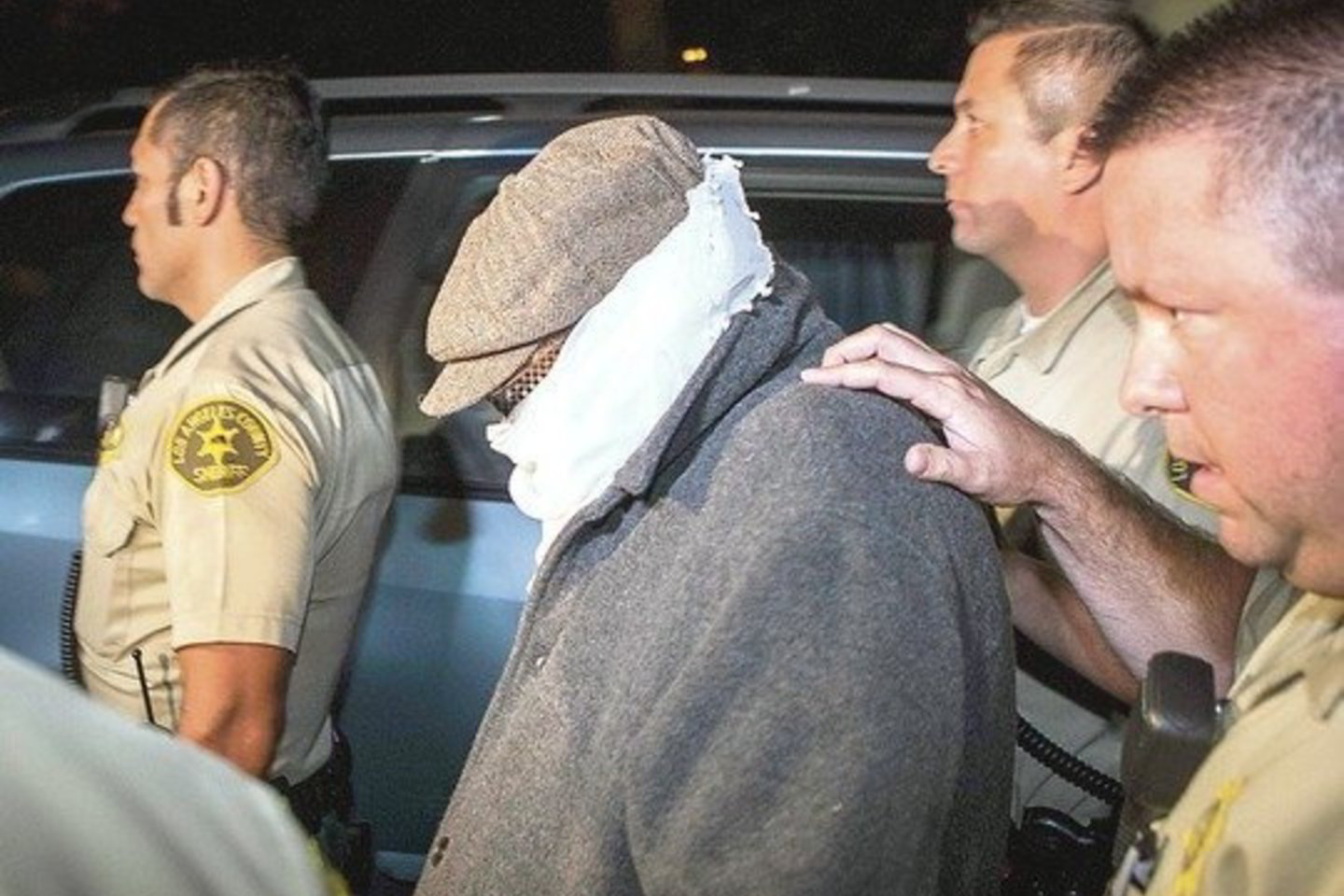JAV Kalifornijos valstijoje policijos sulaikytas N.B.Nakoula slepia savo veidą – vyras baiminasi musulmonų keršto.<br>„Reuters”