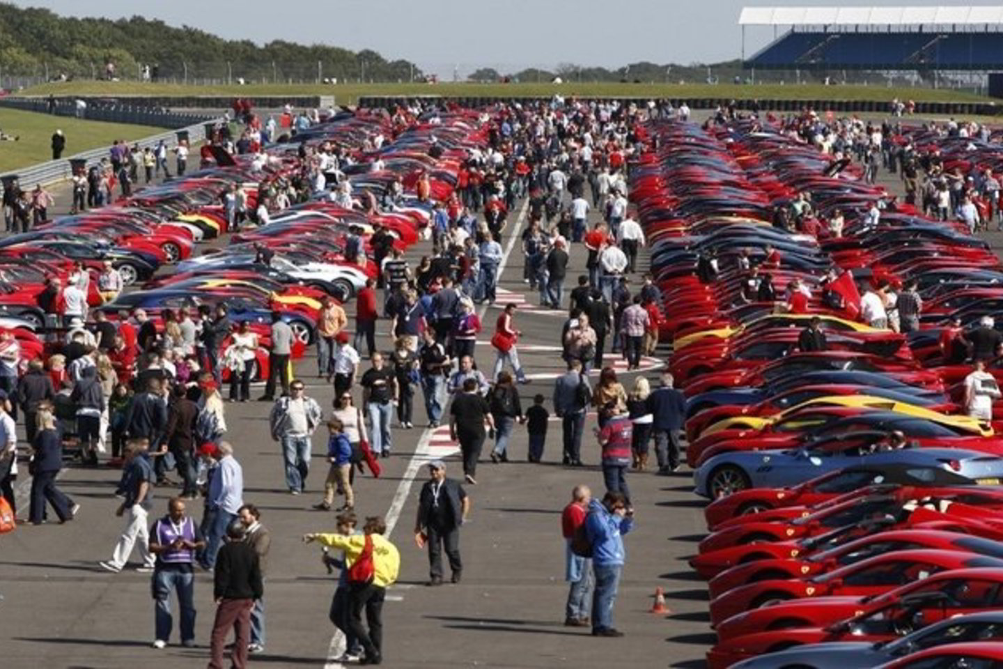 Savaitgalį į vieną vietą susirinko beveik tūkstantis "Ferrari" automobilių.<br>"YouTube"