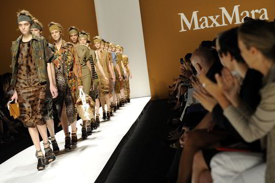 Mados ekspresas: „MaxMara“ karjeristė pasiskolino garderobo detales iš masajų genčių