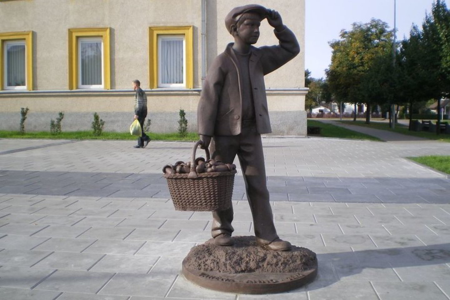 Varėnos centre pastatyta skulptūra „Jaunasis grybautojas“, o jubiliejaus ženklų matyti visame mieste.<br>A. Karaliūnas