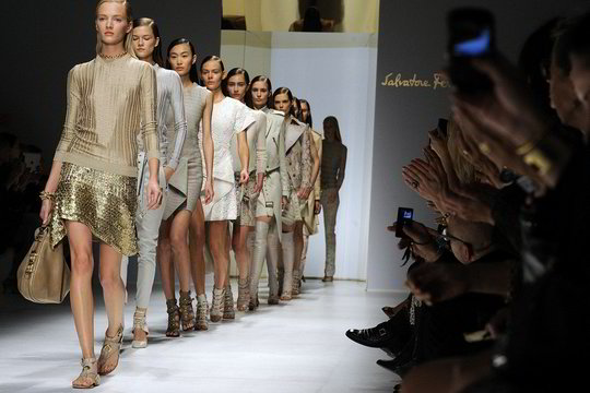 Mados ekspresas: „Salvatore Ferragamo“ kolekcija dvelkė itališka kokybe