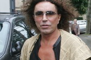 Ilgapirščių apšvarintas estrados princas V. Leontjevas nuo šiol brangenybes nešiojasi su savimi