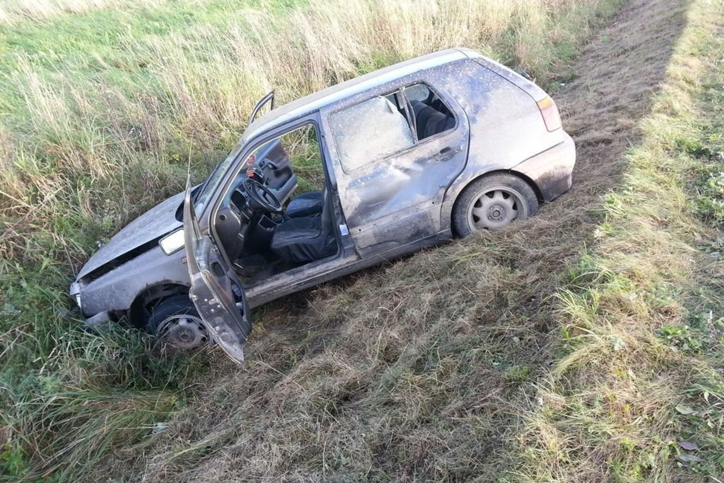 "Volkswagen Golf" po avarijos liko griovyje.
