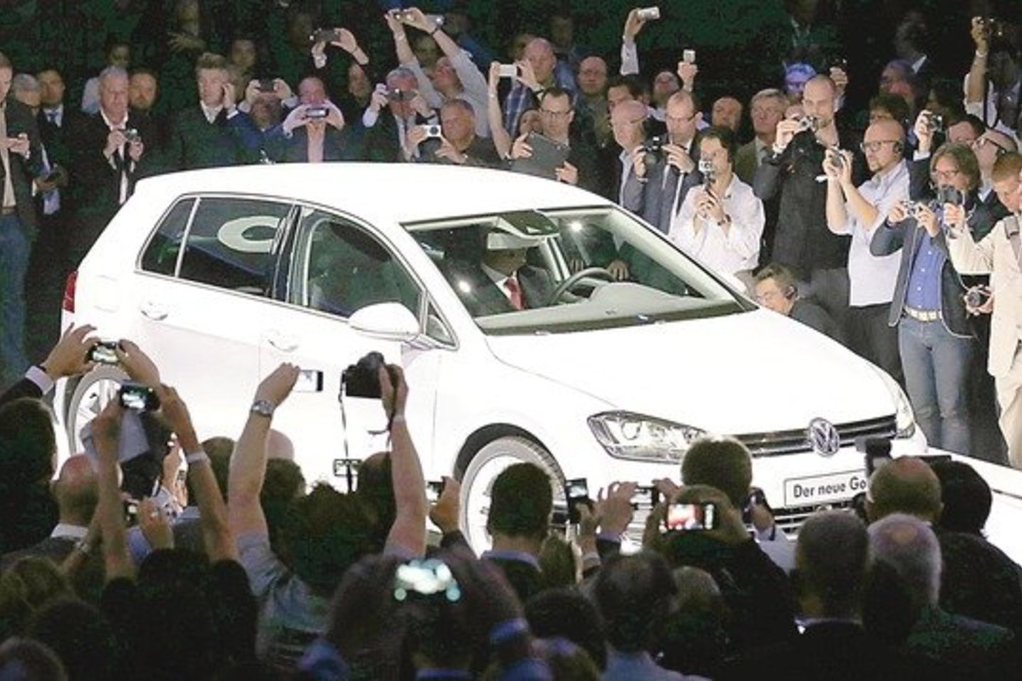 Namuose rengiamoje parodoje išsiskirti stengiasi Prancūzijos automobilių gamintojai, bet parodos žvaigždė šiemet – septintosios kartos „Volkswagen Golf”.
