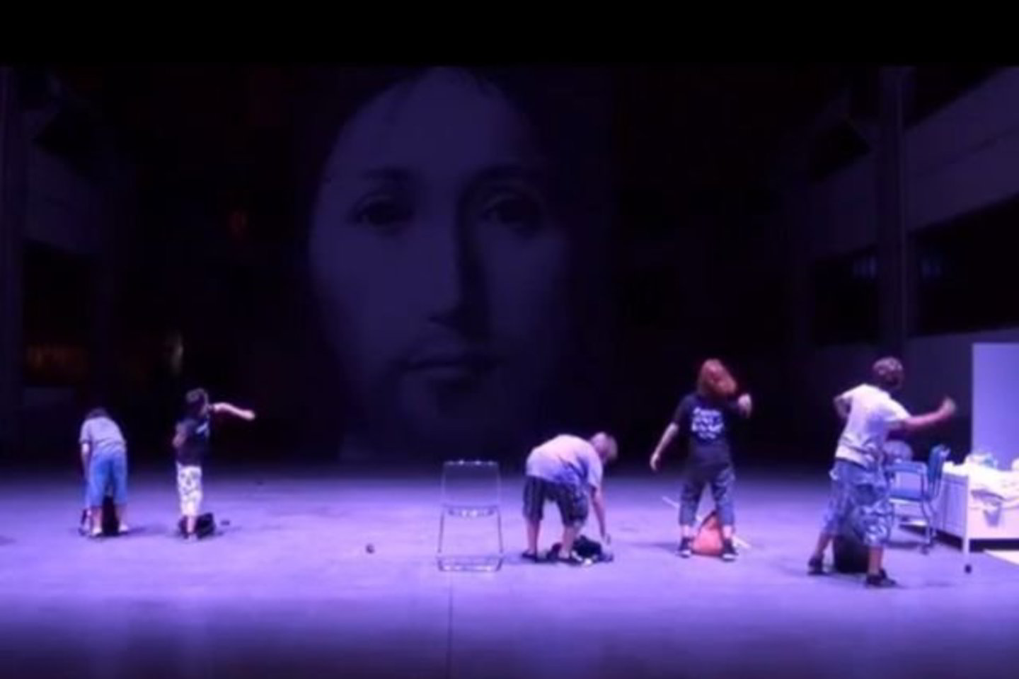Spalio 6 ir 7 dienomis Vilniaus tarptautinio teatro festivalio „Sirenos“ programoje bus rodomas provokuojantis italų režisieriaus Romeo Kastelučio (Romeo Castellucci) spektaklis „Apie Dievo Sūnaus veido koncepciją“.
