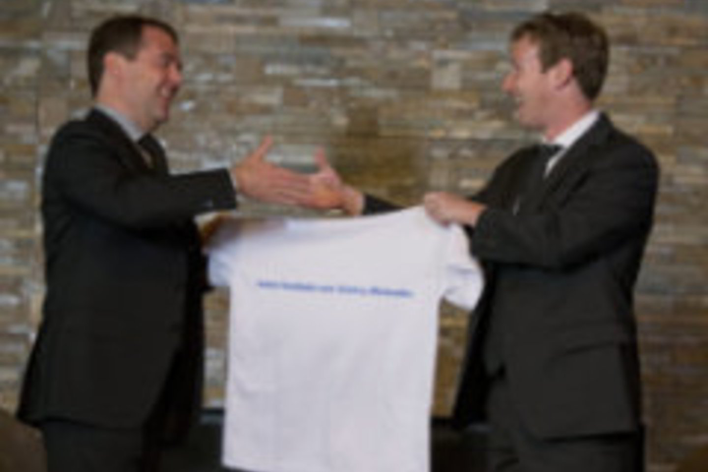 Speciali dovana D. Medvedevui - marškinėliai su „Facebook“ atributika<br>ELTA