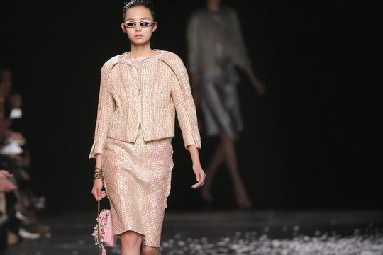 Paryžiaus mados savaitė: koketiška „Nina Ricci“ kolekcija pavaizdavo mitinę paryžietę