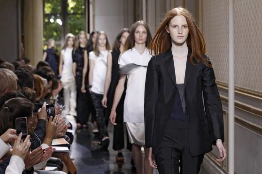 Paryžiaus mados savaitė: „Celine“ mados namai pristatė patogios elegancijos idėjas (video)