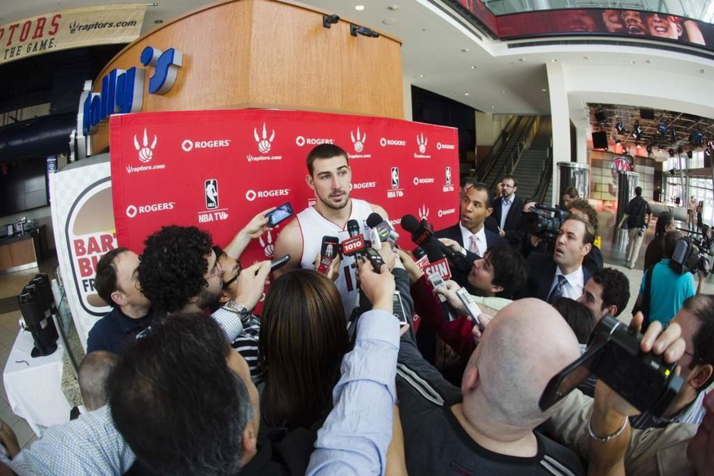 Toronto „Raptors“ naujokas Jonas Valančiūnas pirmoje komandos treniruotėje dirbo atskirai su sporto mokslo specialistu.