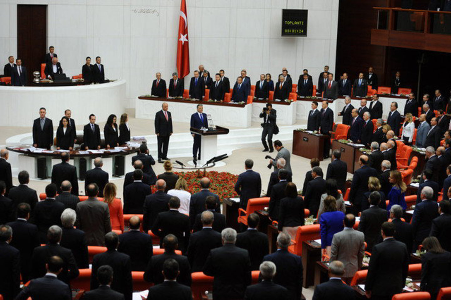Turkijos vyriausybė ketvirtadienį ryte per specialią parlamento sesiją sieks pritarimo karinėms operacijoms už valstybinės sienos, Sirijos teritorijoje.