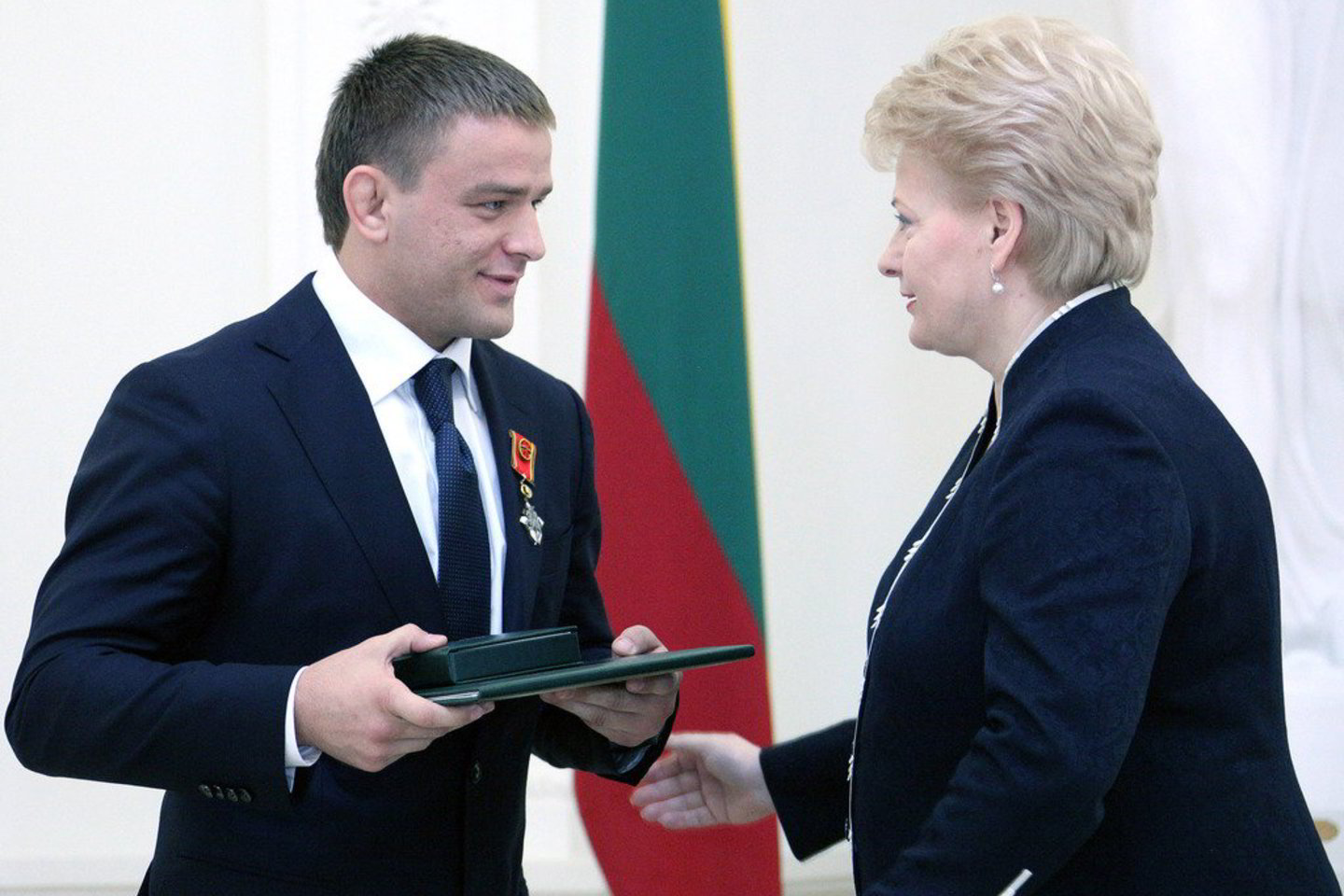 Prezidentė D. Grybauskaitė imtynininkui A. Kazakevičiui įteikė ordino „Už nuopelnus Lietuvai“ Karininko kryžių.