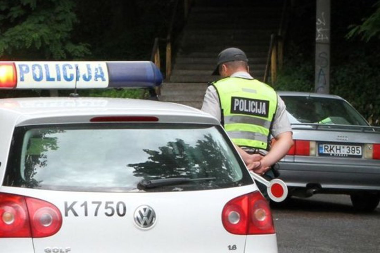 Eismo įvykio metu buvo sužalotas vaikas ir nežymiai apgadintas policijos tarnybinis automobilis.