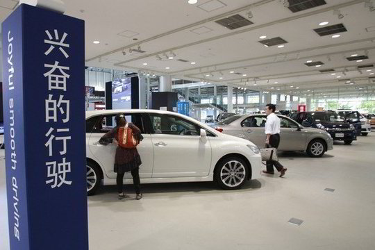 Kinijoje puldinėjami japoniški automobiliai, „Toyota“ ketina trauktis