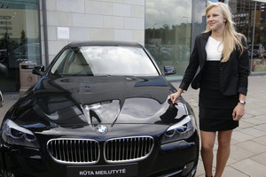 Prabangų BMW grąžinusi R. Meilutytės šeima: „Mums labiau reikia pinigų“