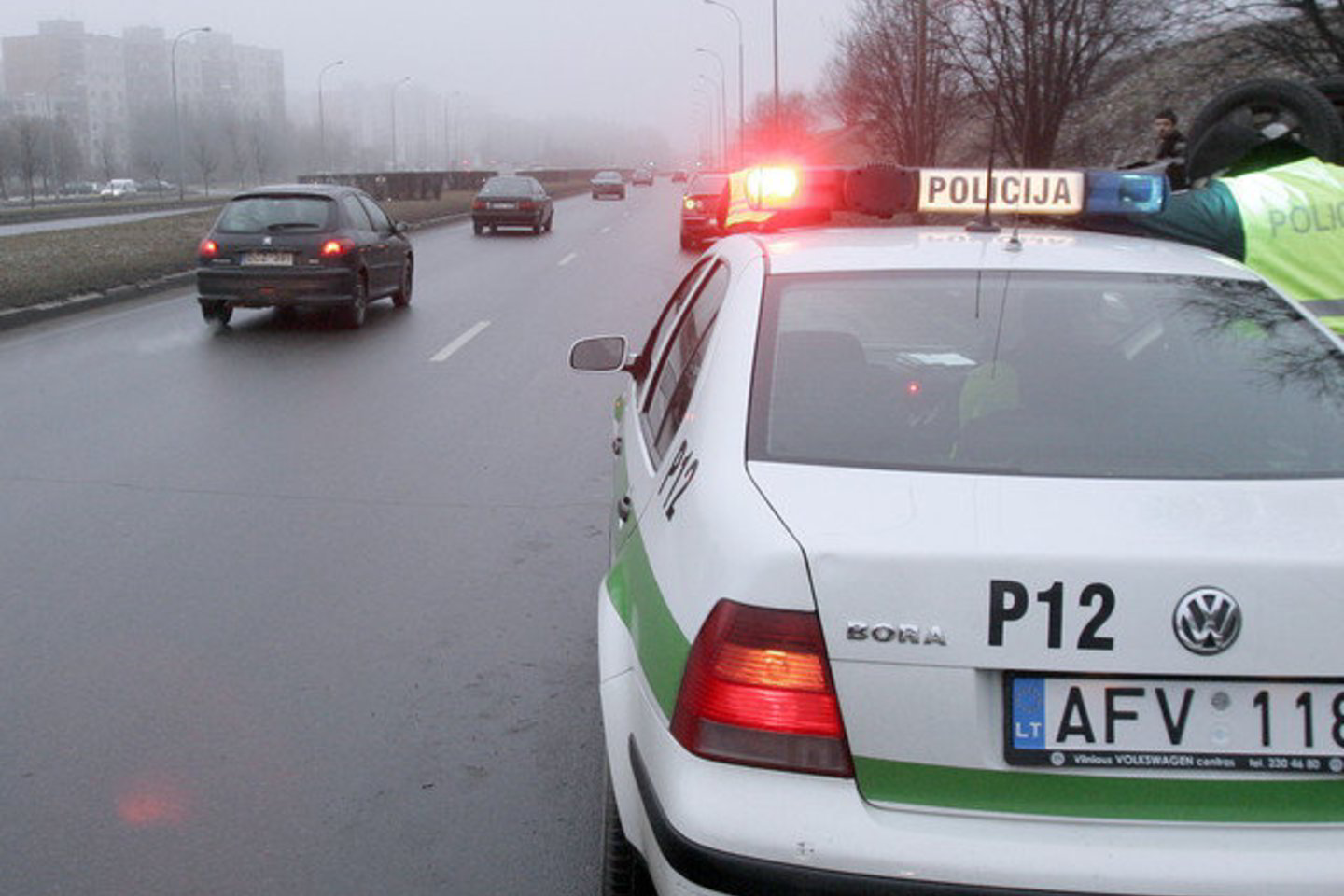 Policija apklausė sunkvežimio vairuotoją, kuris aiškino, kad pirmadienį sėkmingai pravažiavo pro ne vieną Vilniaus viaduką, tačiau gervė jų nekliudė.<br>R. Neverbicko asociatyvi nuotr.