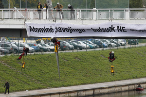 „Greenpeace“ Vilniuje ragino lietuvius neprisileisti atominio baubo