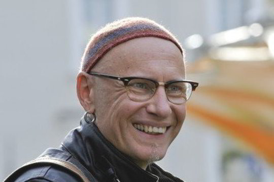 Iliustratorius R. Bartkus be baimės karpo Amerikos vėliavą