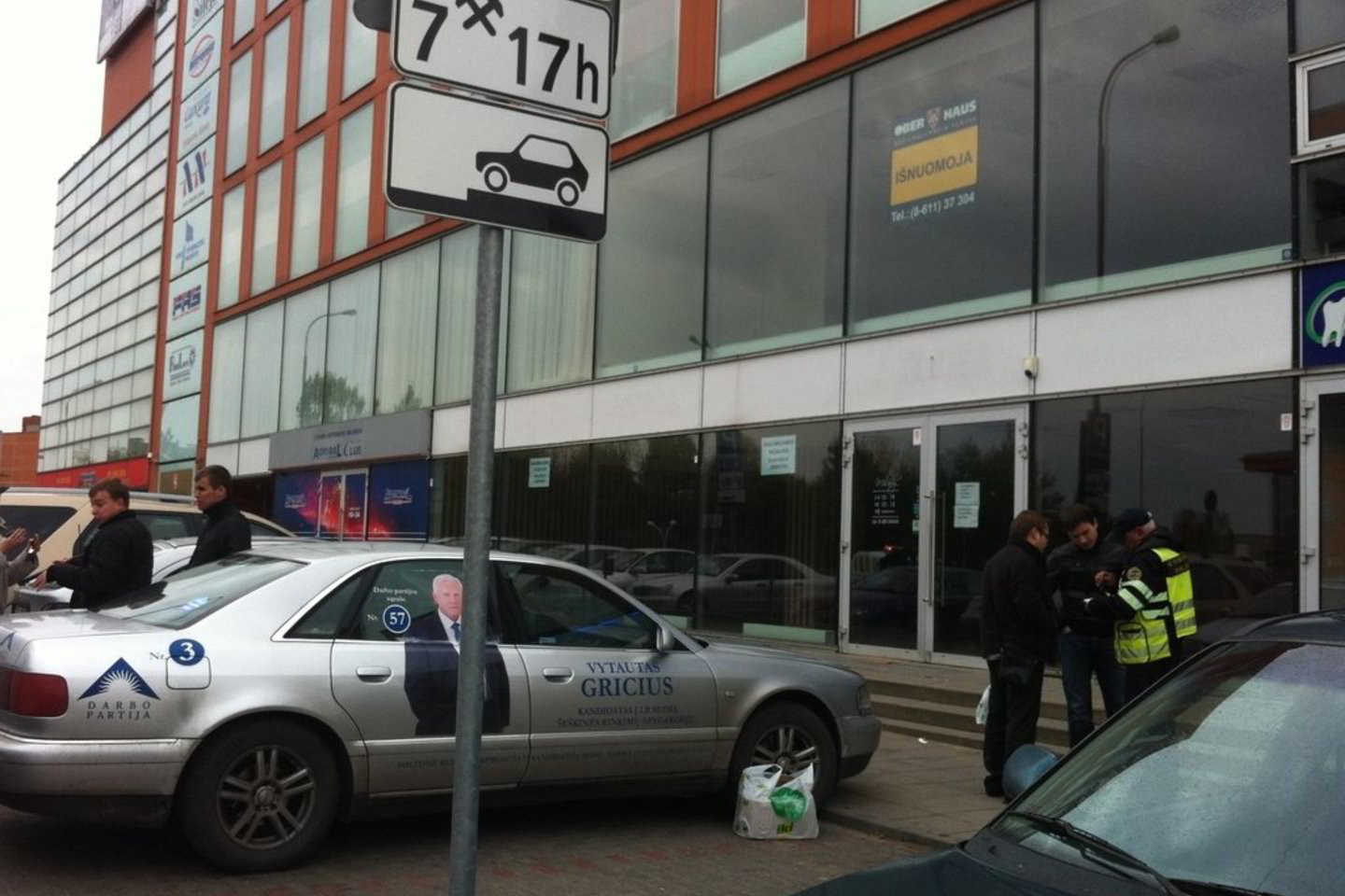Darbo partijos kandidatui V. Griciui atstovavę jaunuoliai taikiai nenorėjo atlaisvinti neteisėtai užimtos vietos.