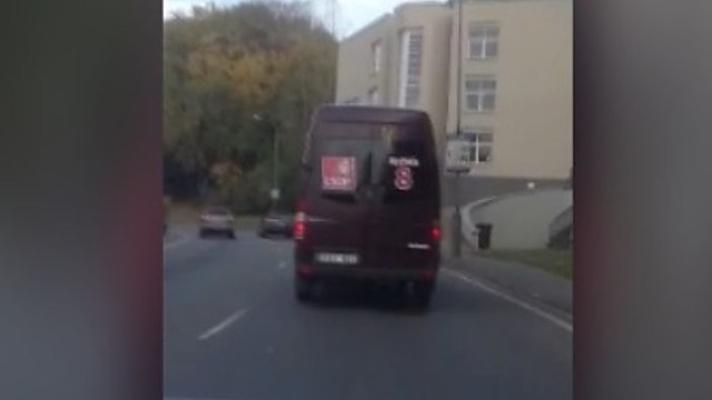 Rinkėjus rinkimų dieną balsuoti agitavo ir reklamos ant mikroautobuso