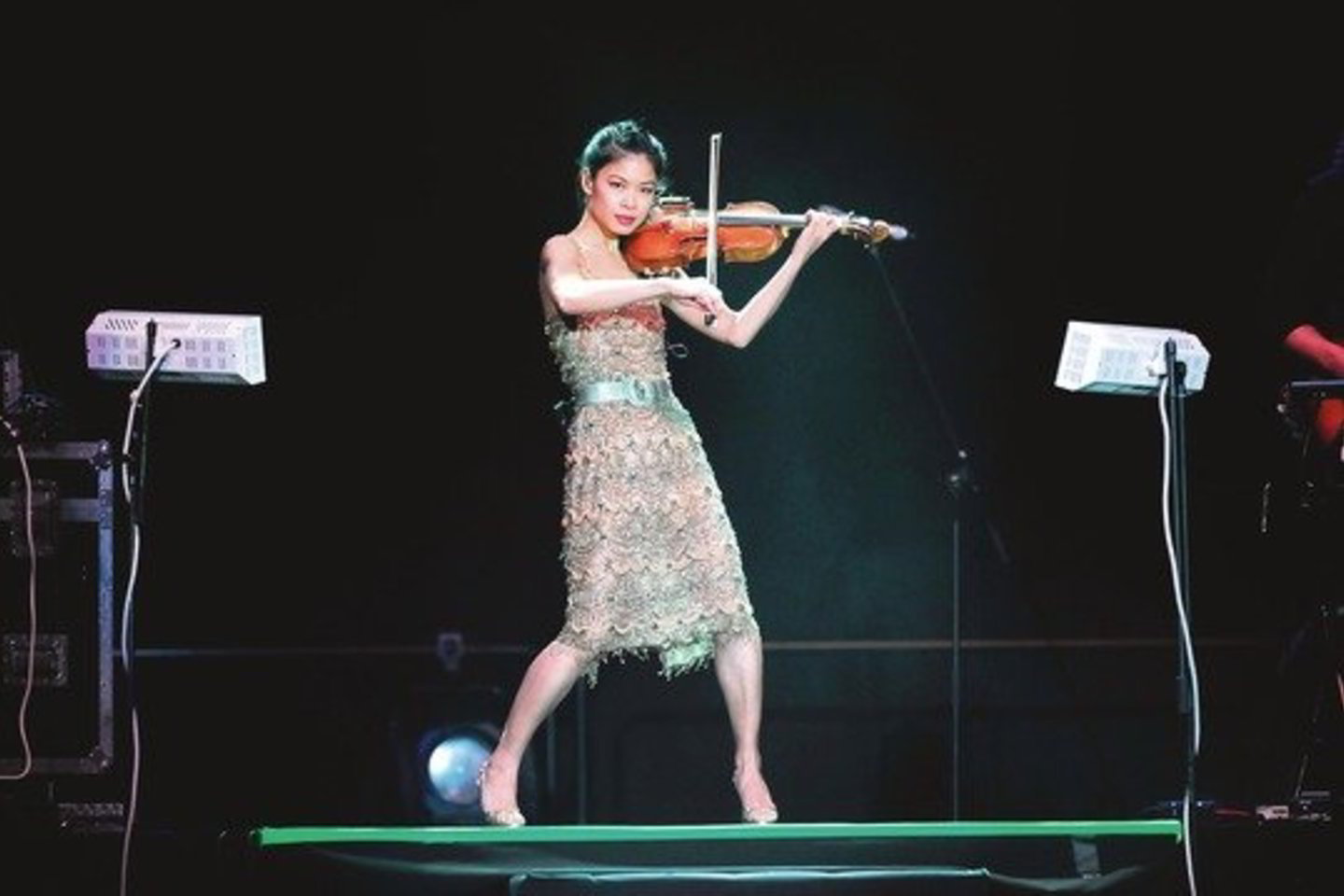 Savitą stilių sukūrusi smuikininkė V.Mae į koncertų sales pritraukia ir daug jaunimo.<br>V.Ščiavinsko nuotr.