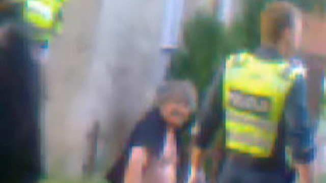 Praeivis nufilmavo, kaip neblaiviam piliečiui policininkai neištiesė pagalbos rankos, žmogus mirė