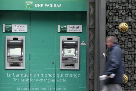 „Standard and Poors“ agentūrai sumažinus trijų bankų reitingus, bankų akcijos Paryžiaus biržoje smunka