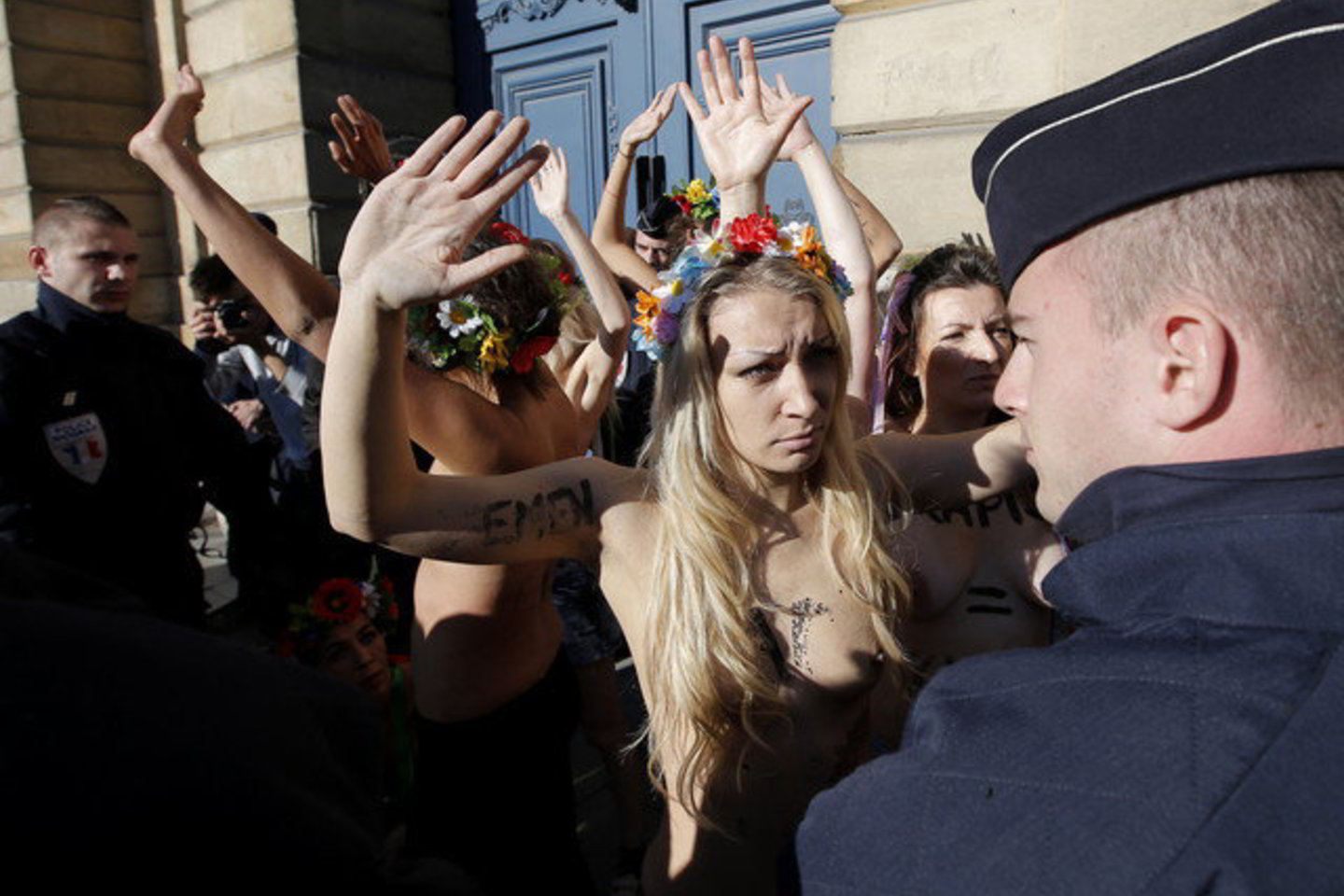 Judėjimas FEMEN kilo Ukrainoje 2008 metais ir išgarsėjo skandalingomis nuogalių protesto akcijomis.