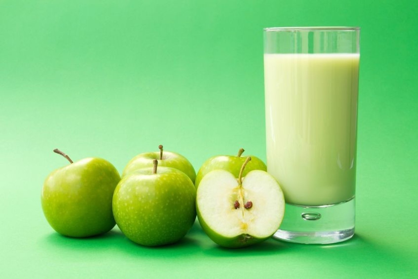 Obuolius derėtų valgyti su žieve, o ledus iškeisti į šaldytą jogurtą.<br>123rf