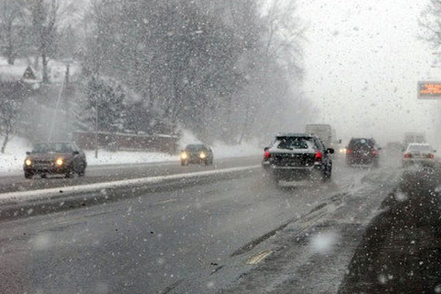 Sekmadienį vietomis eismo sąlygas sunkins trumpi krituliai.