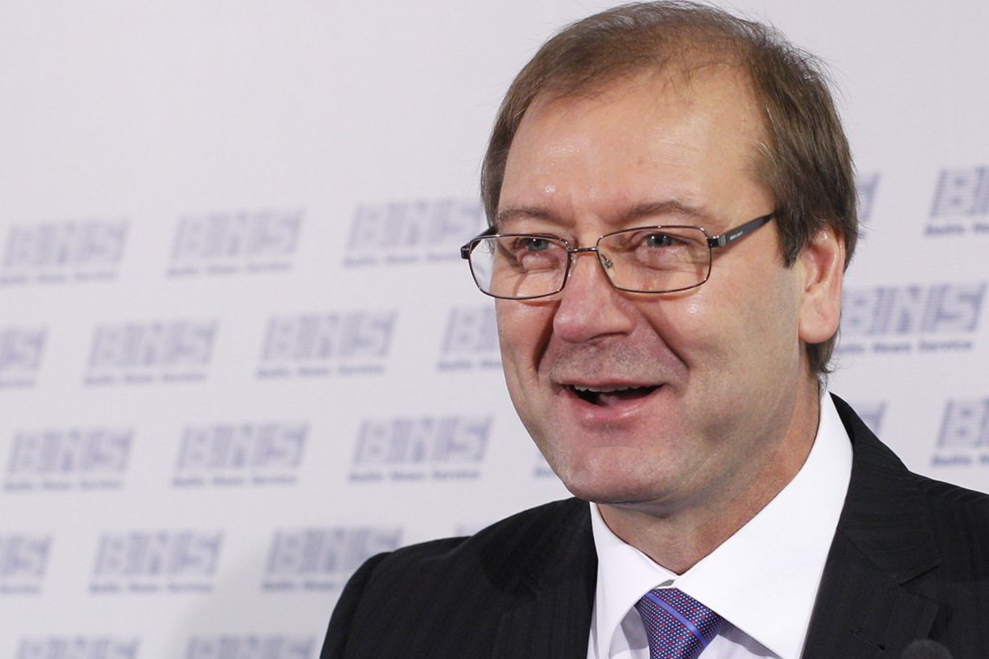 Darbo partijos pirmininkas Viktoras Uspaskichas aiškina, kad pagal Seimo rinkimuose laimėtų mandatų skaičių Darbo partija turėtų turėti 4-5 ministrus.