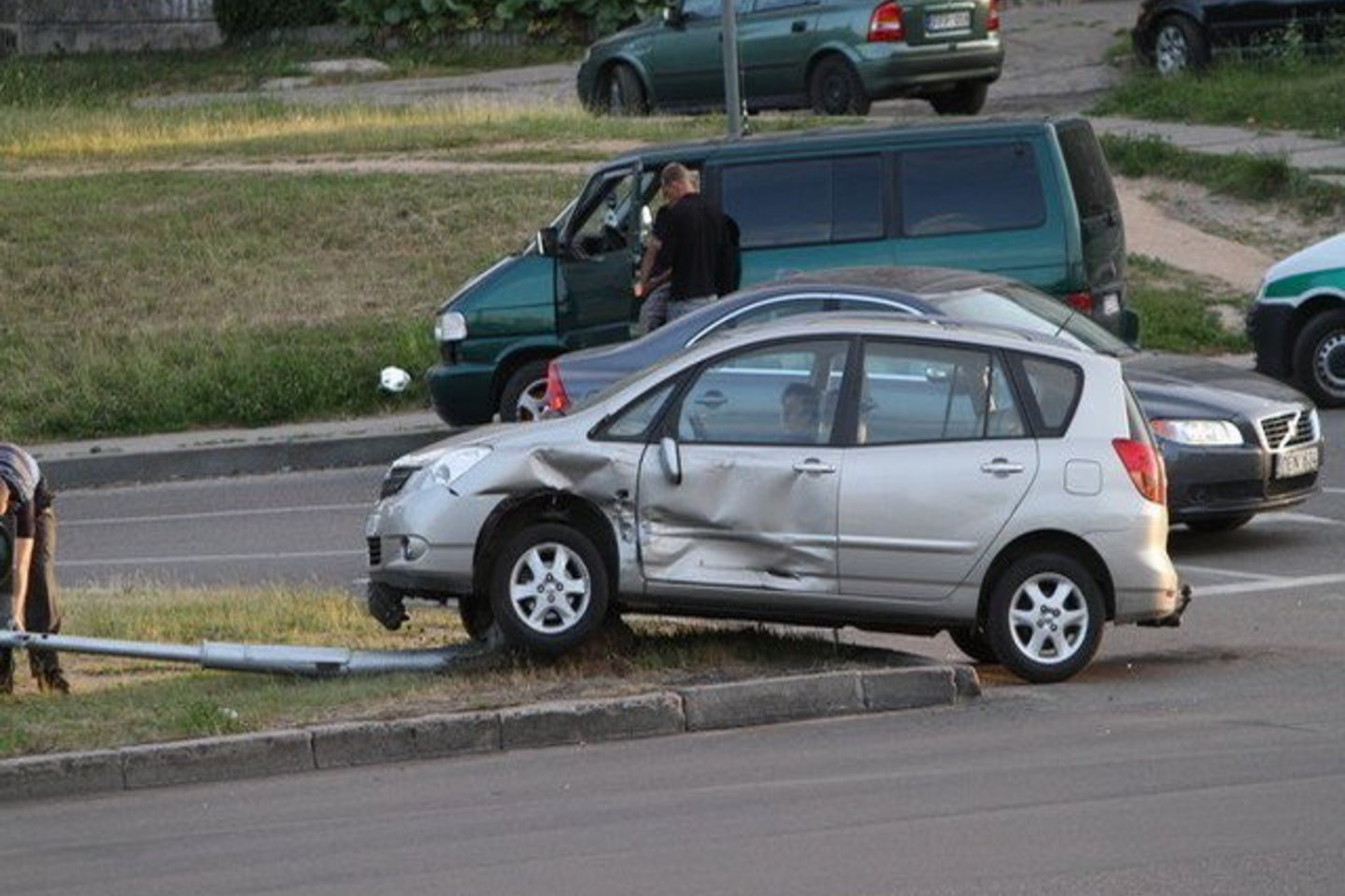 Bet koks turtas kelyje - ženklai, atitvarai, kelkraščių blokai, kelio sankasos - turi savo šeimininkus ir kažkokią vertę.