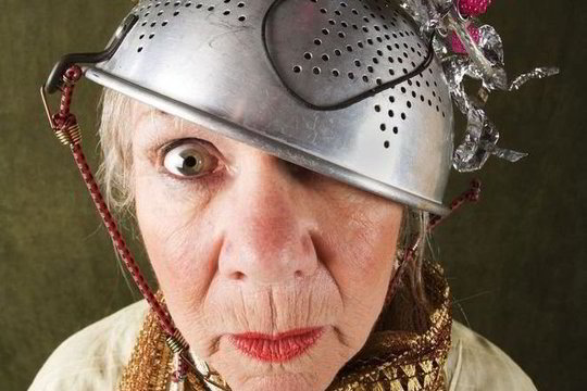 Telefoninis sukčius užkibo ant isteriškos bobutės jauko (audio)