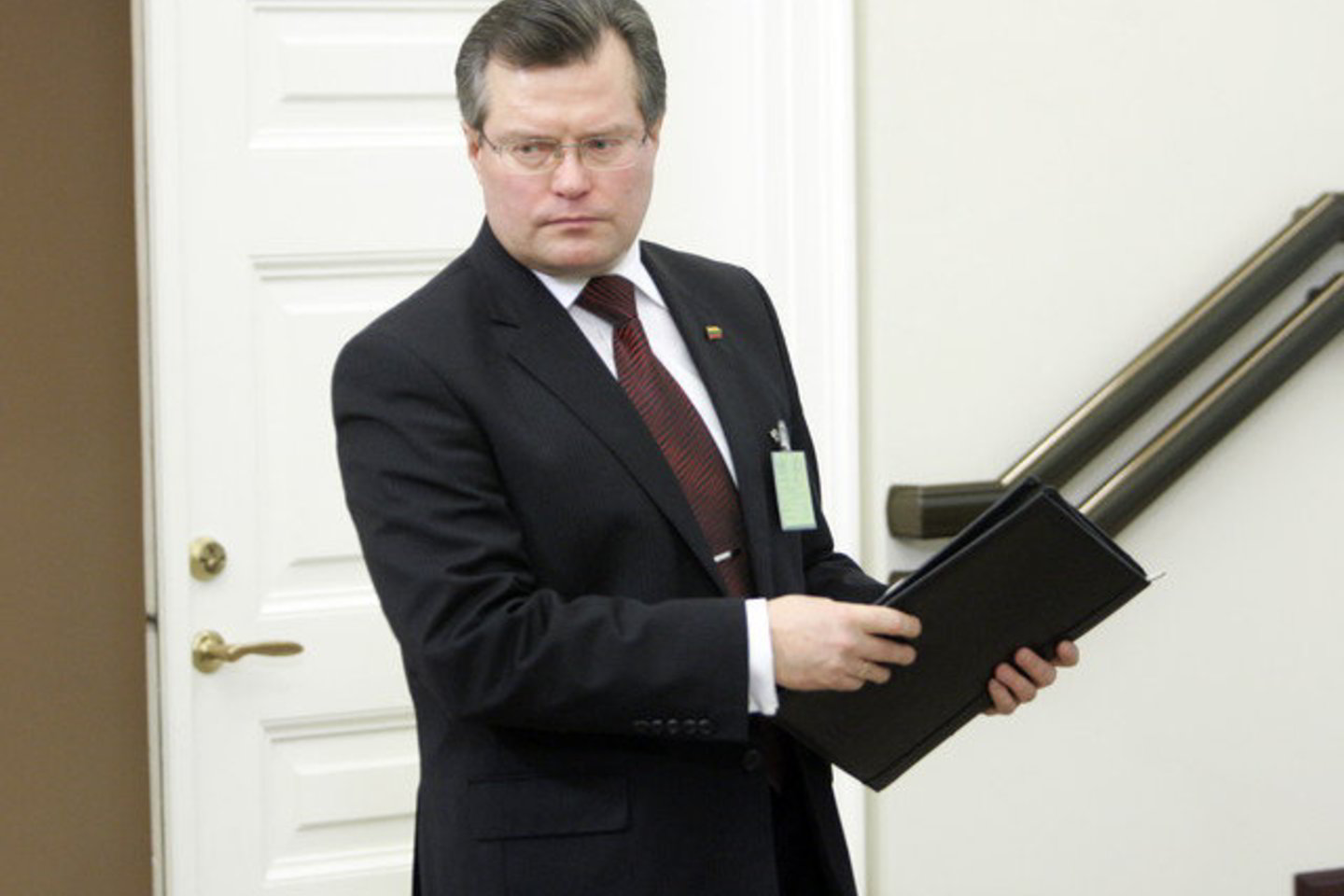 R. Šukys tvirtina, kad būtų sunku paaiškinti nuostolingoms gydymo įstaigoms, kodėl joms negalima skirti lėšų, gulinčių banke.