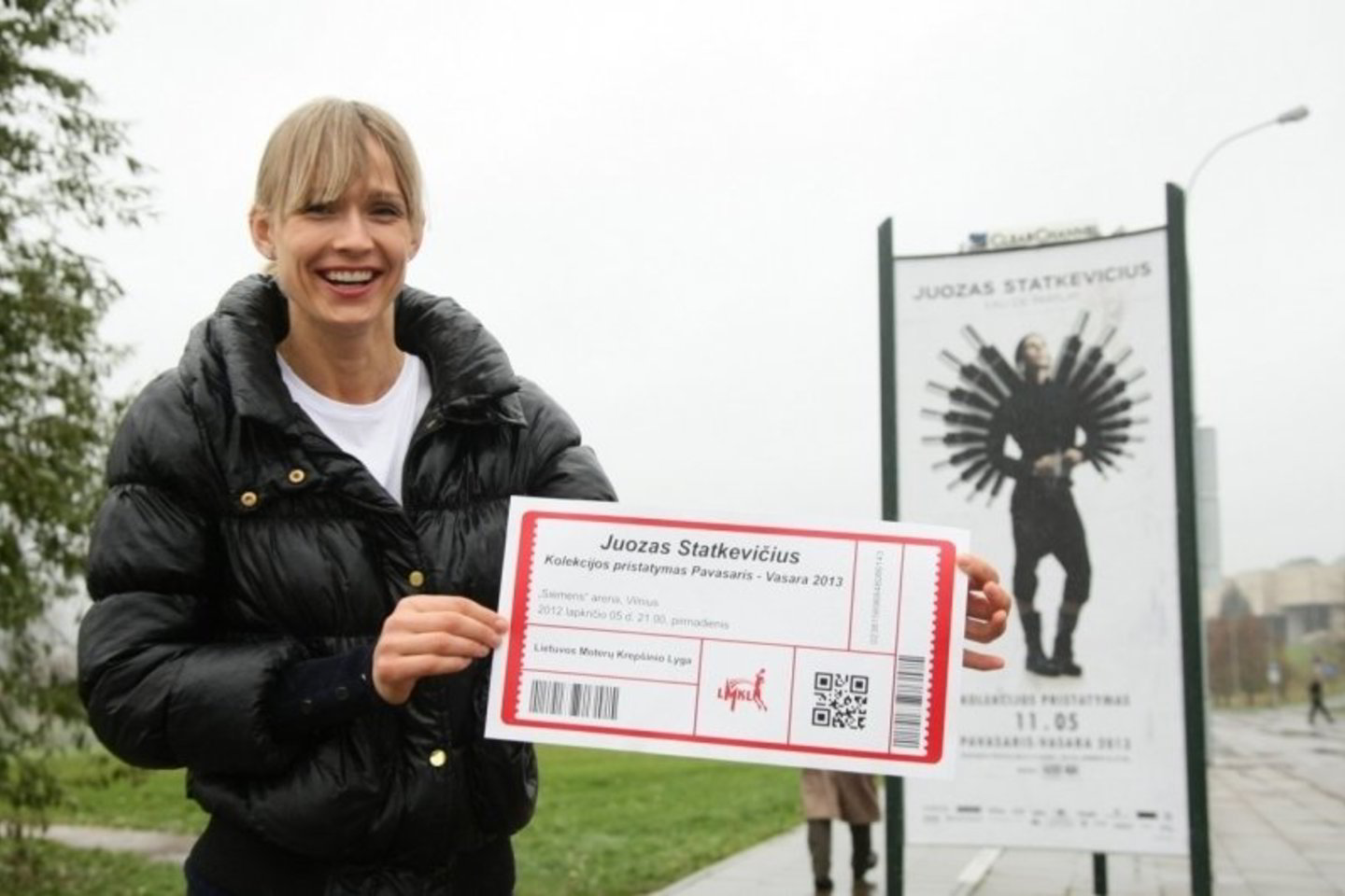 K. Vengrytė rankose laiko simbolinį kvietimą į J. Statkevičiaus kolekcijos pristatymą.